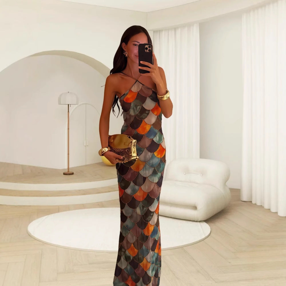 A vacation-style sleeveless cinched-neck dress for women in spring, featuring scale print, backless and cinched waist